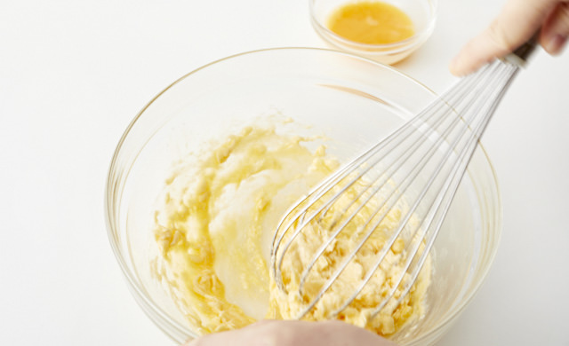 バターと卵を混ぜている写真