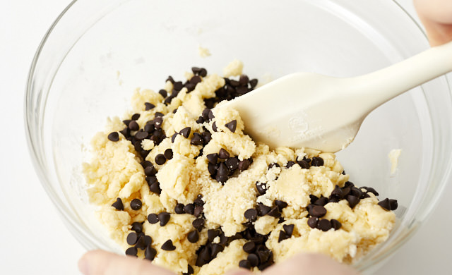チョコチップクッキーの生地を混ぜている写真