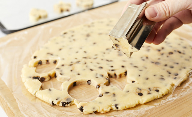 クッキー生地を型で抜いている写真