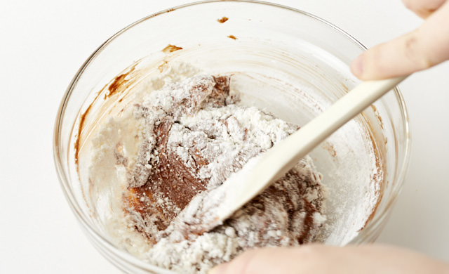 ホットケーキミックスを混ぜている写真