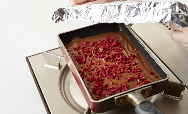 チョコブラウニーにアルミホイルをかぶせている写真