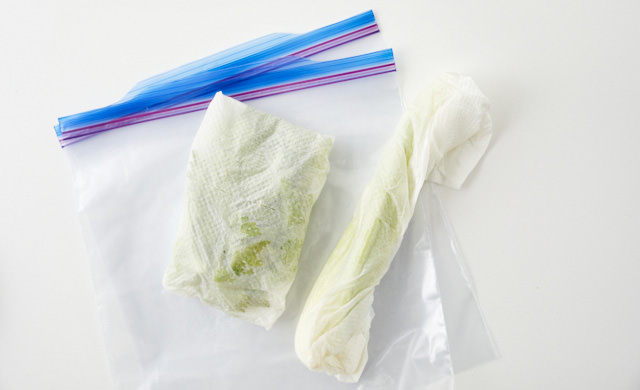 セロリの茎と葉を濡らしたキッチンペーパーで包んだ写真