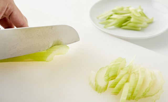 セロリの茎を斜め切りにしている写真