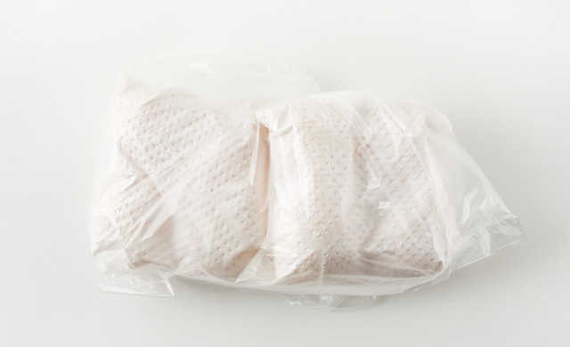 キッチンペーパーで包んだきんかんがポリ袋に入っている写真