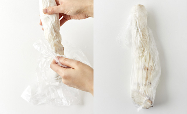 うどを湿らせたキッチンペーパーに包んだ写真/うどをポリ袋に入れた写真