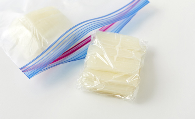 アク抜きしたうどをラップに包み冷凍用保存袋に入れた写真