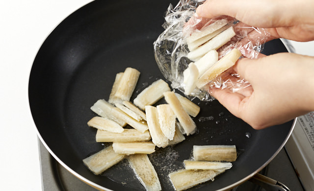 凍ったままフライパンに投入している写真