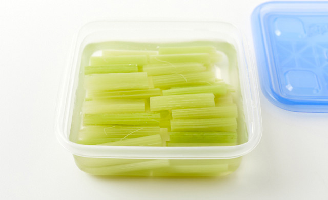 保存容器にカットふきをいれ、水をひたひたに入れたところの写真