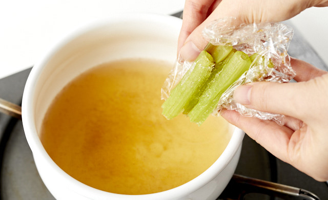 凍ったまま煮立てただし汁に入れている写真
