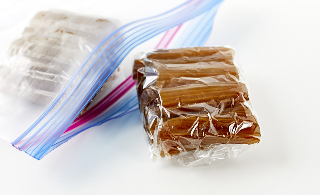 伽羅蕗を冷凍用保存袋に入れた写真