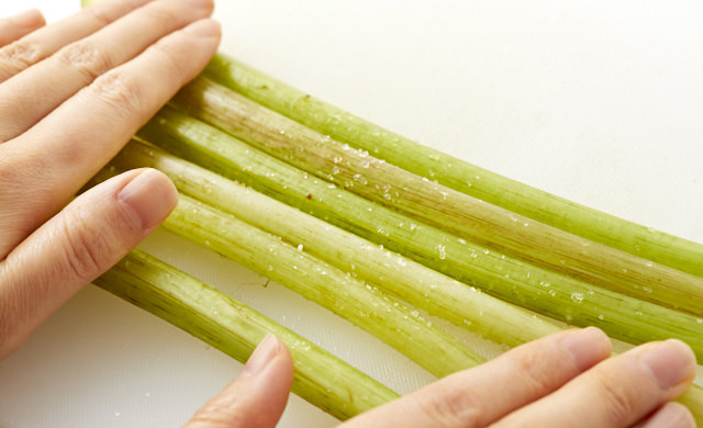 切ったふきを板ずりしている写真