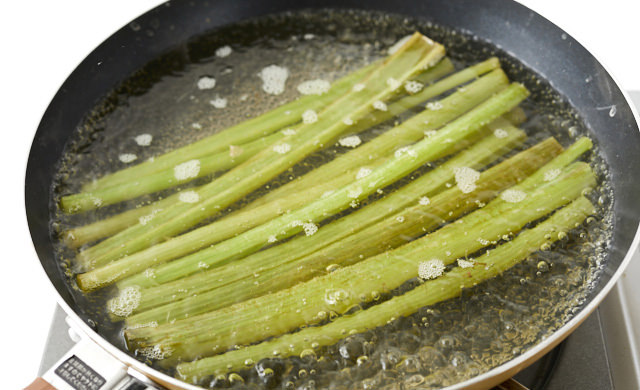 フライパンでふきをゆでている写真