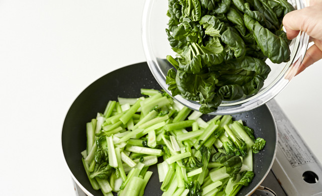 ターサイを炒めようとしている写真