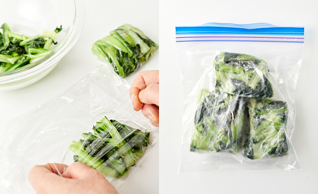 炒めたターサイをラップに包み、冷凍用保存袋に入れている写真