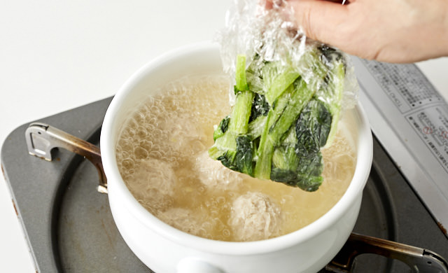 冷凍したターサイを鍋に入れようとしている写真