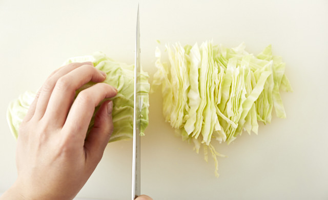 キャベツを千切りにしている写真