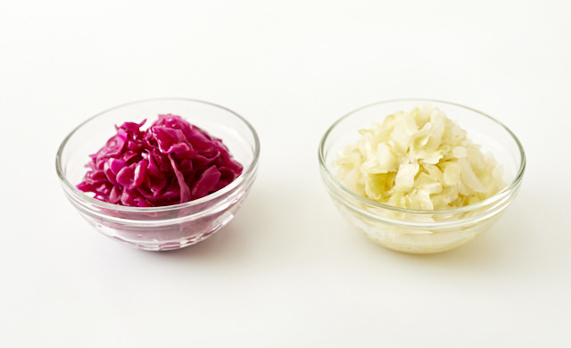 紫キャベツ（左）と通常のキャベツ（右）で作ったザワークラウトの写真