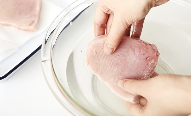 切り身を洗っている写真