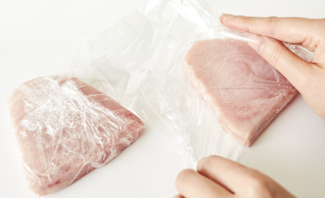 ラップに包んでいる写真