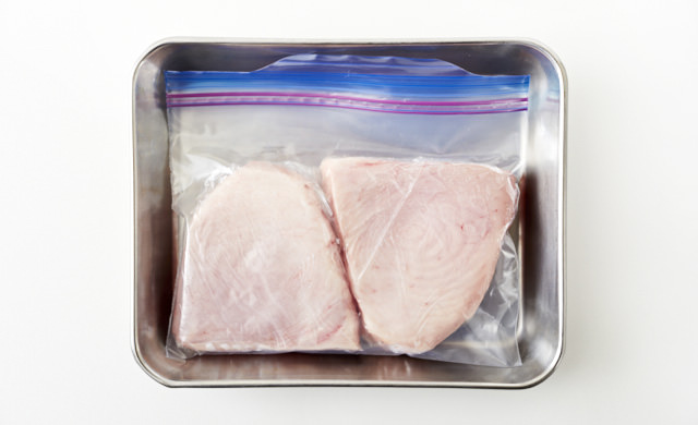 冷凍用保存袋に入れて金属製のバットにのせた写真