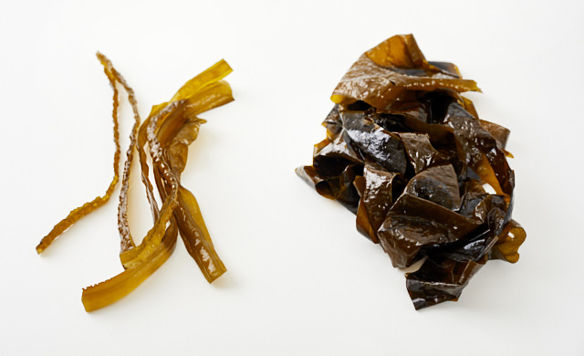 茶色の生わかめを切り分けた写真