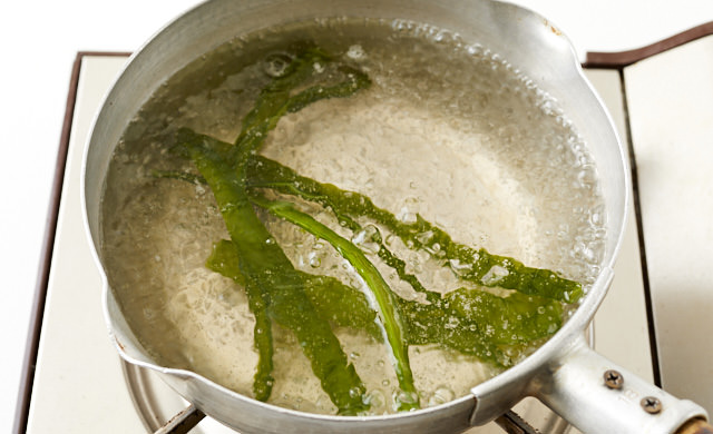 生わかめの茎をゆでる写真