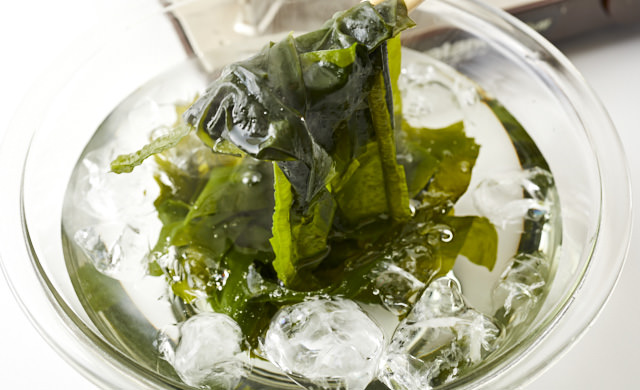 生わかめを水洗いし、水を切る写真