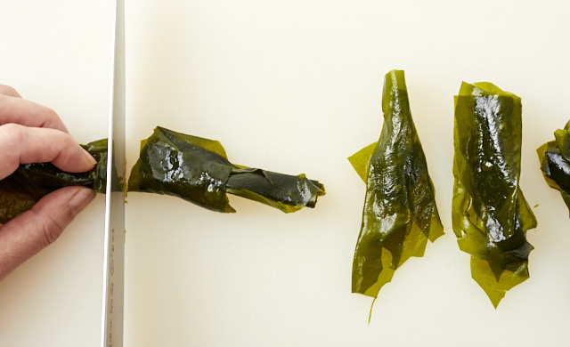 生わかめを切る写真