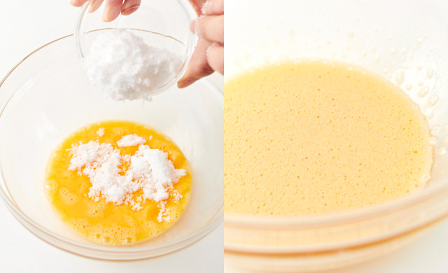 溶き卵に砂糖を加え、泡立て器で混ぜた写真