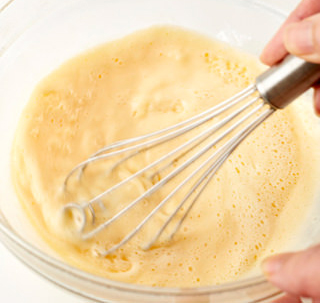 電子レンジで加熱して泡立て器で混ぜる写真