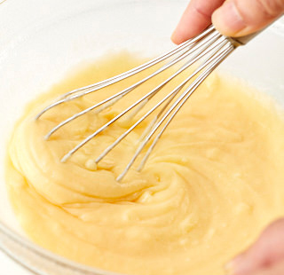 電子レンジで加熱して泡立て器で混ぜる写真