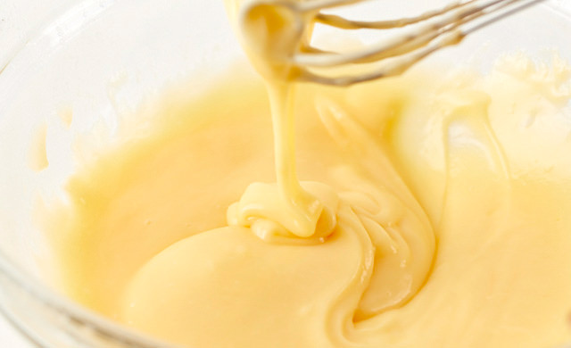 リボン状のあとがつくカスタードクリームの写真