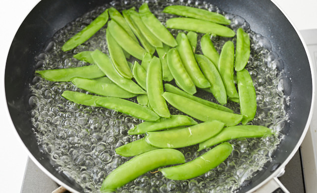 絹さやをゆでている写真