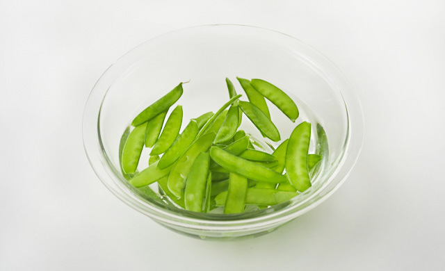 絹さやを色止めしている写真