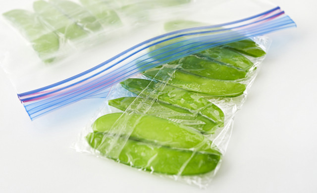 ラップで包んだ絹さやが冷凍用保存袋に入っている写真