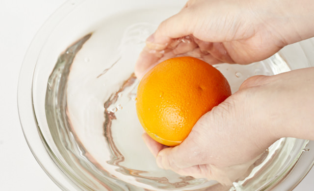 オレンジを洗っている写真