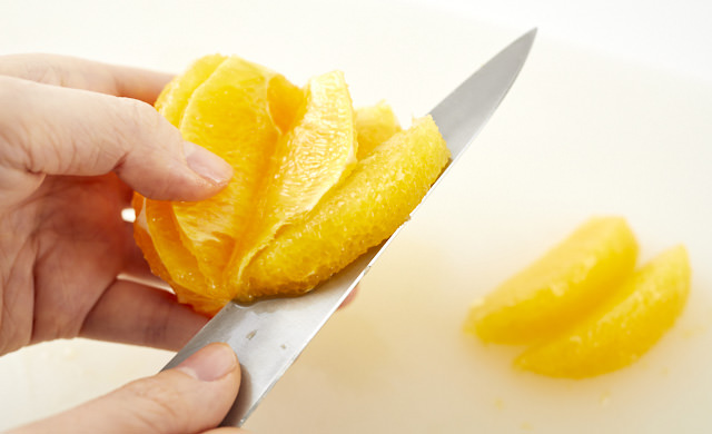 オレンジの果肉を取り出している写真