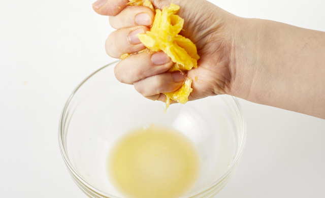 オレンジの果汁を搾っている写真