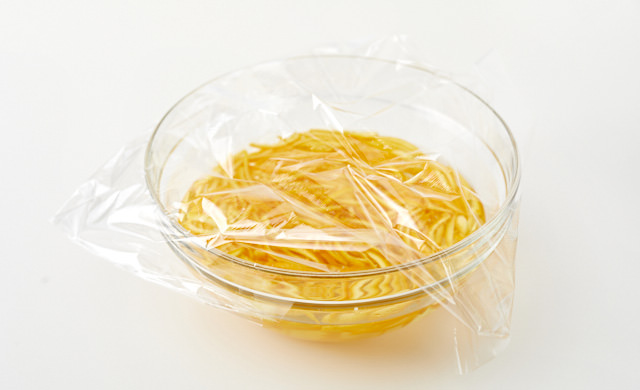 オレンジの皮を加熱する写真