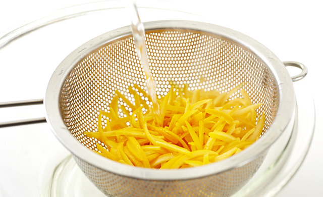 オレンジの皮を洗っている写真