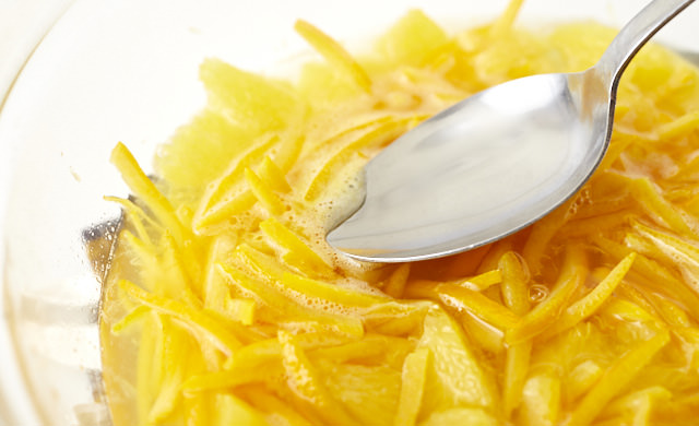 マーマレードのアクを除いている写真