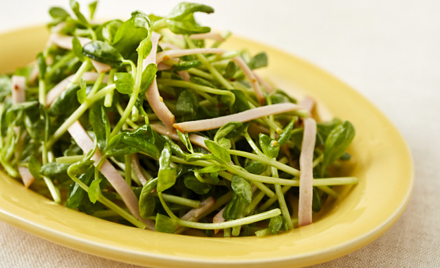 豆苗とハムのサラダの写真