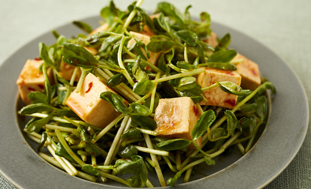 豆苗と豆腐のサラダの写真