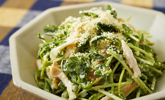 豆苗とチキンのサラダの写真