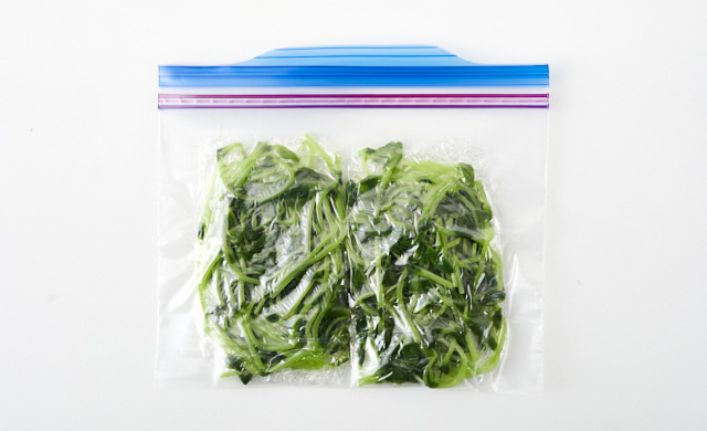 豆苗を冷凍用保存袋に入れた写真