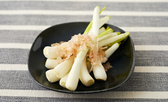 島らっきょうの塩漬けの写真