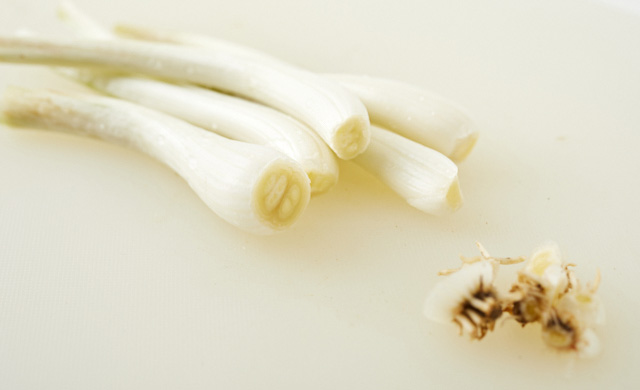 島らっきょうの根元を切り落としている写真