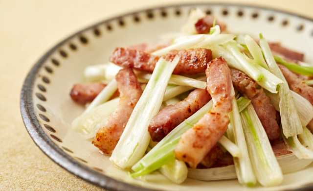島らっきょうとベーコンの炒めの写真