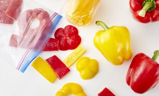 冷凍したパプリカと生のパプリカの写真