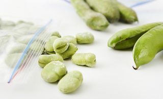 冷凍したそら豆と生のそら豆の写真